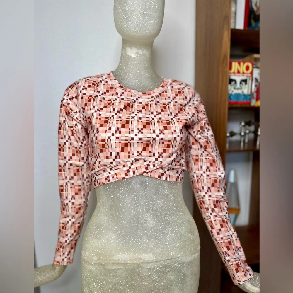 L⭐️Space Women’s Aim High Long Sleeve Patterned Crop Athletic Top. Size Large